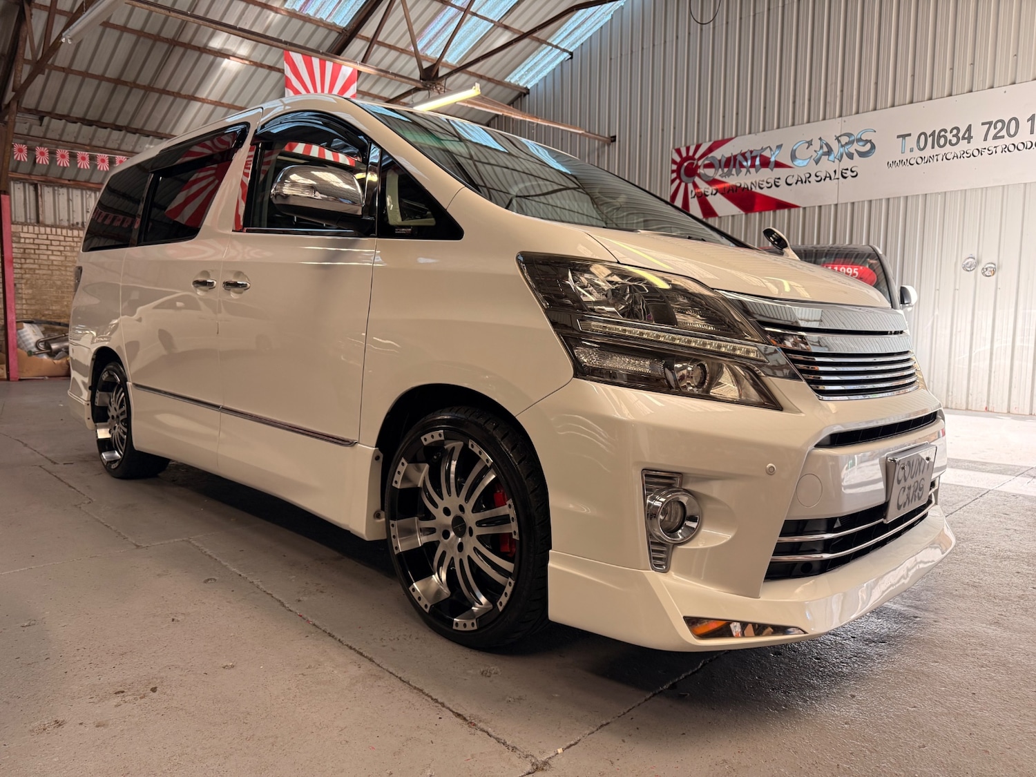 Used Toyota Vellfire 2013 for sale - 77084298: Photo 1