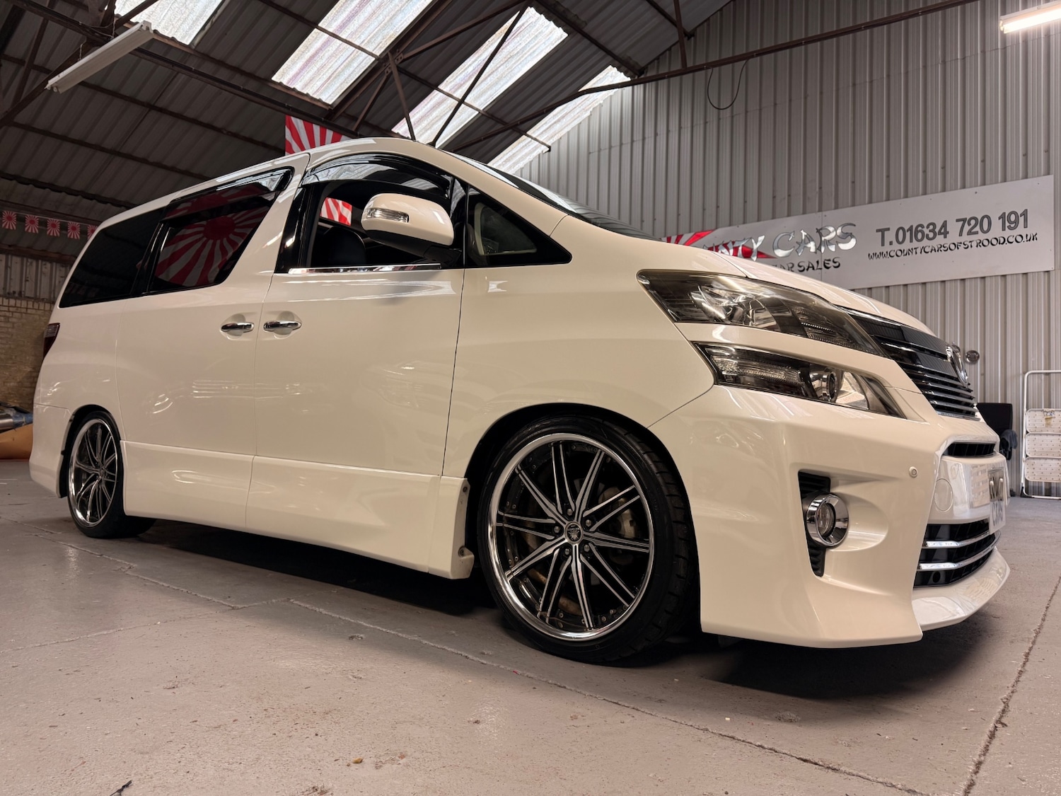 Used Toyota Vellfire 2012 for sale - 76974805: Photo 2