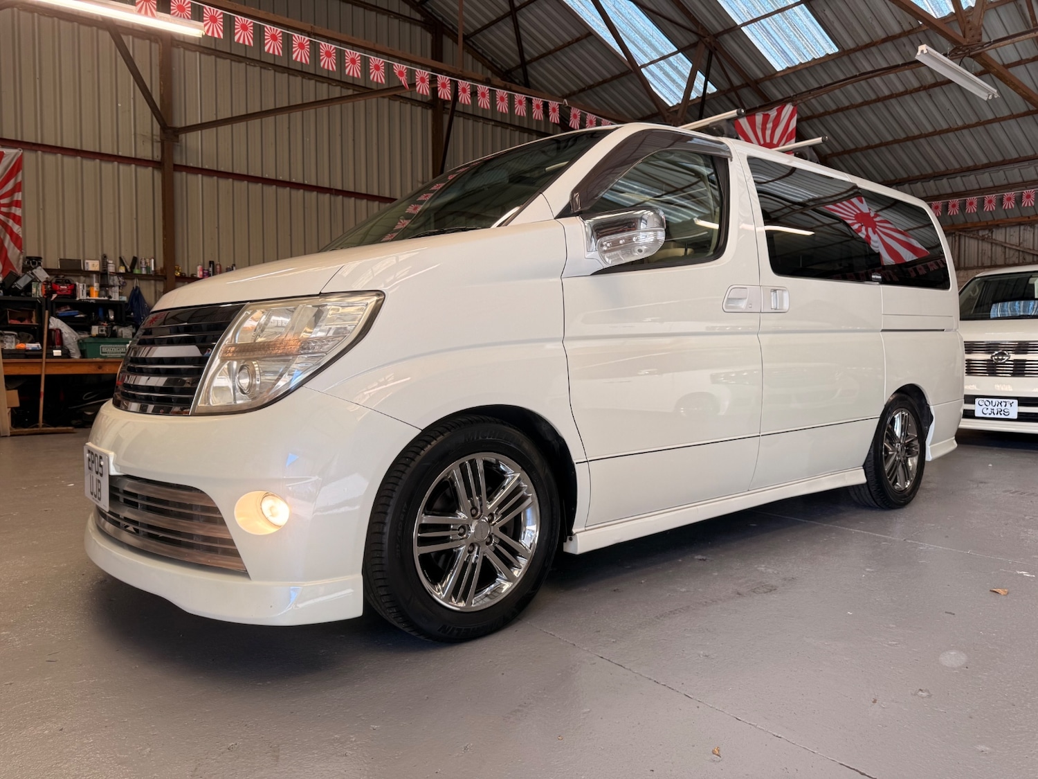 Used Nissan Elgrand 2005 for sale - 76369535: Photo 1
