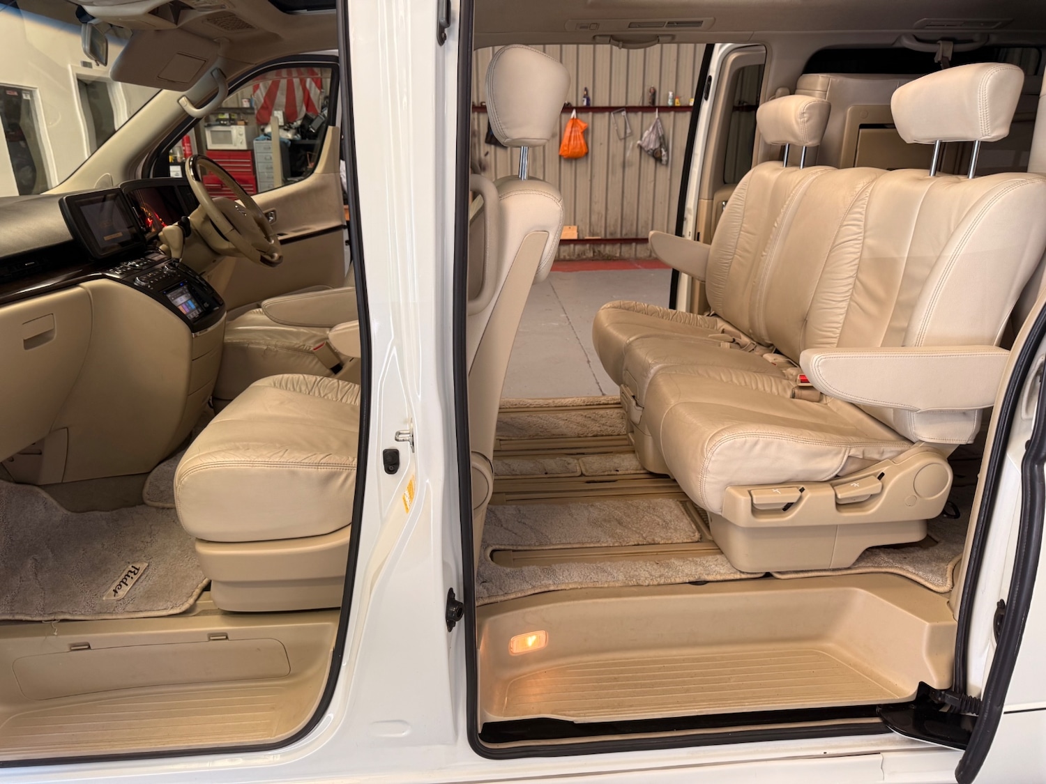 Used Nissan Elgrand 2005 for sale - 76369535: Photo 14