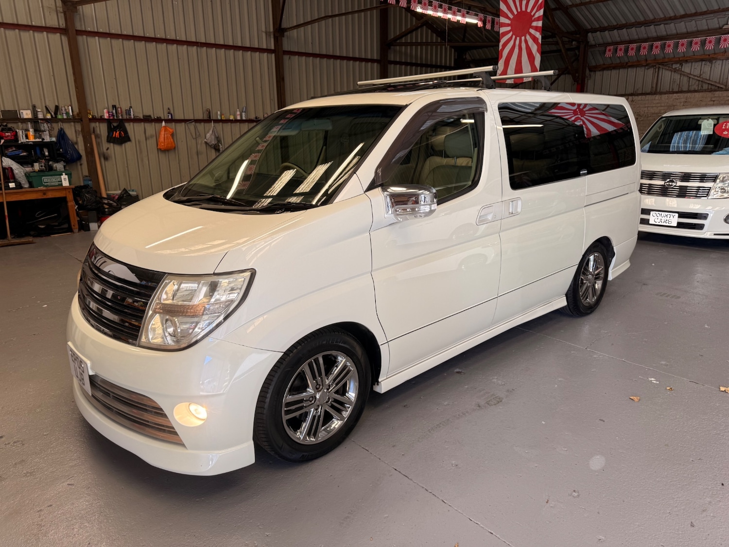 Used Nissan Elgrand 2005 for sale - 76369535: Photo 2