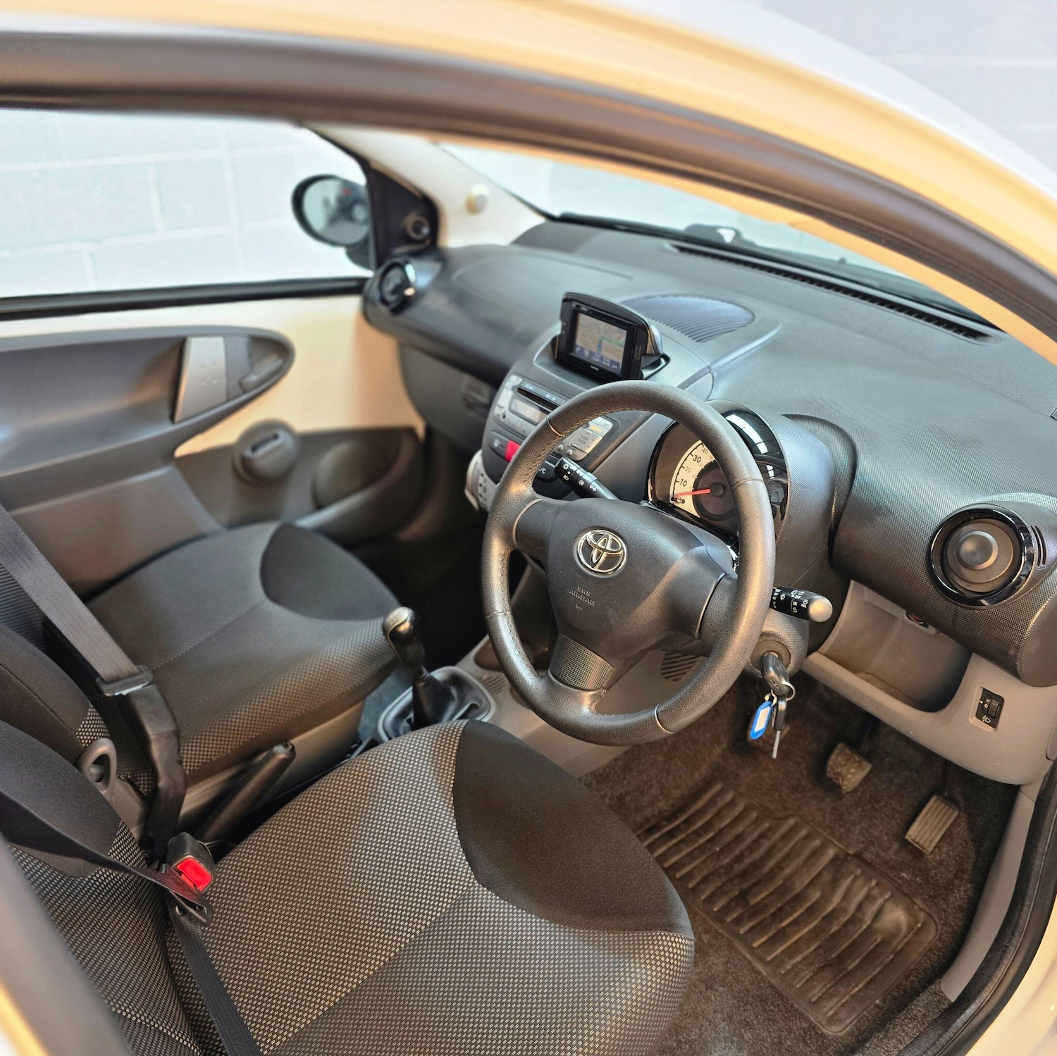 Used Toyota AYGO 2011 for sale - 76926325: Photo 27