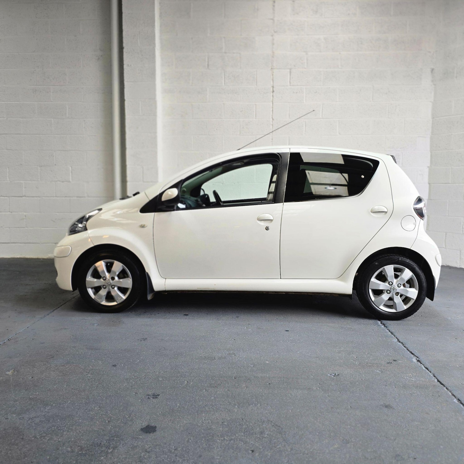 Used Toyota AYGO 2011 for sale - 76926325: Photo 4