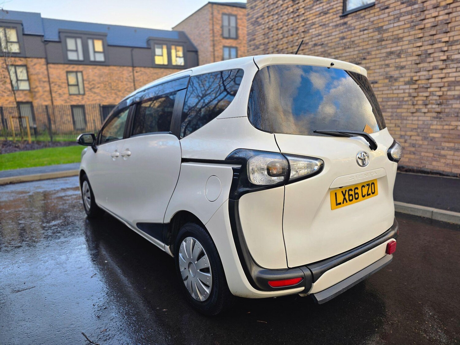 Used Toyota Sienta 2025 for sale - 76866017: Photo 4