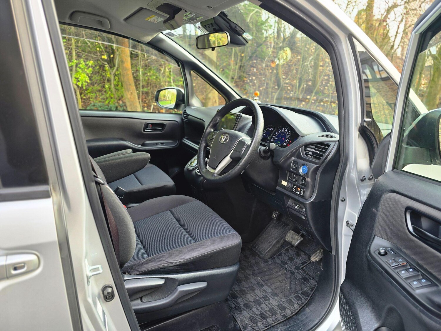 Used Toyota Noah 2024 for sale - 76865372: Photo 13