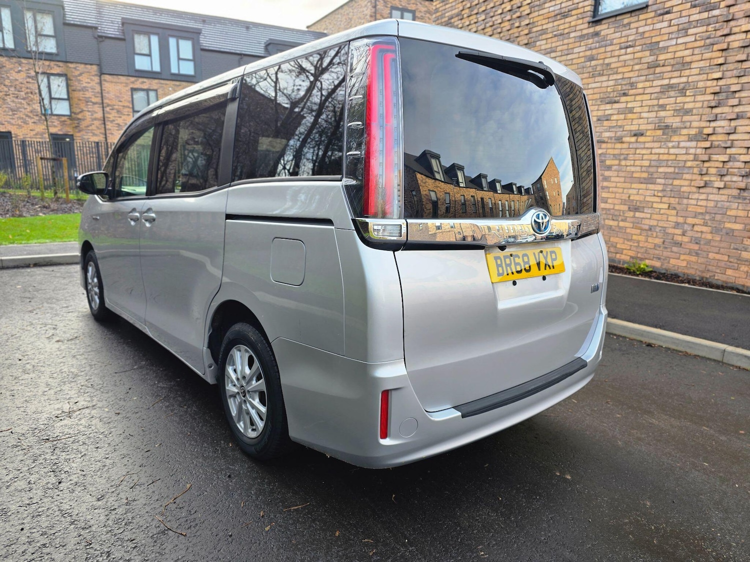 Used Toyota Noah 2024 for sale - 76865372: Photo 4