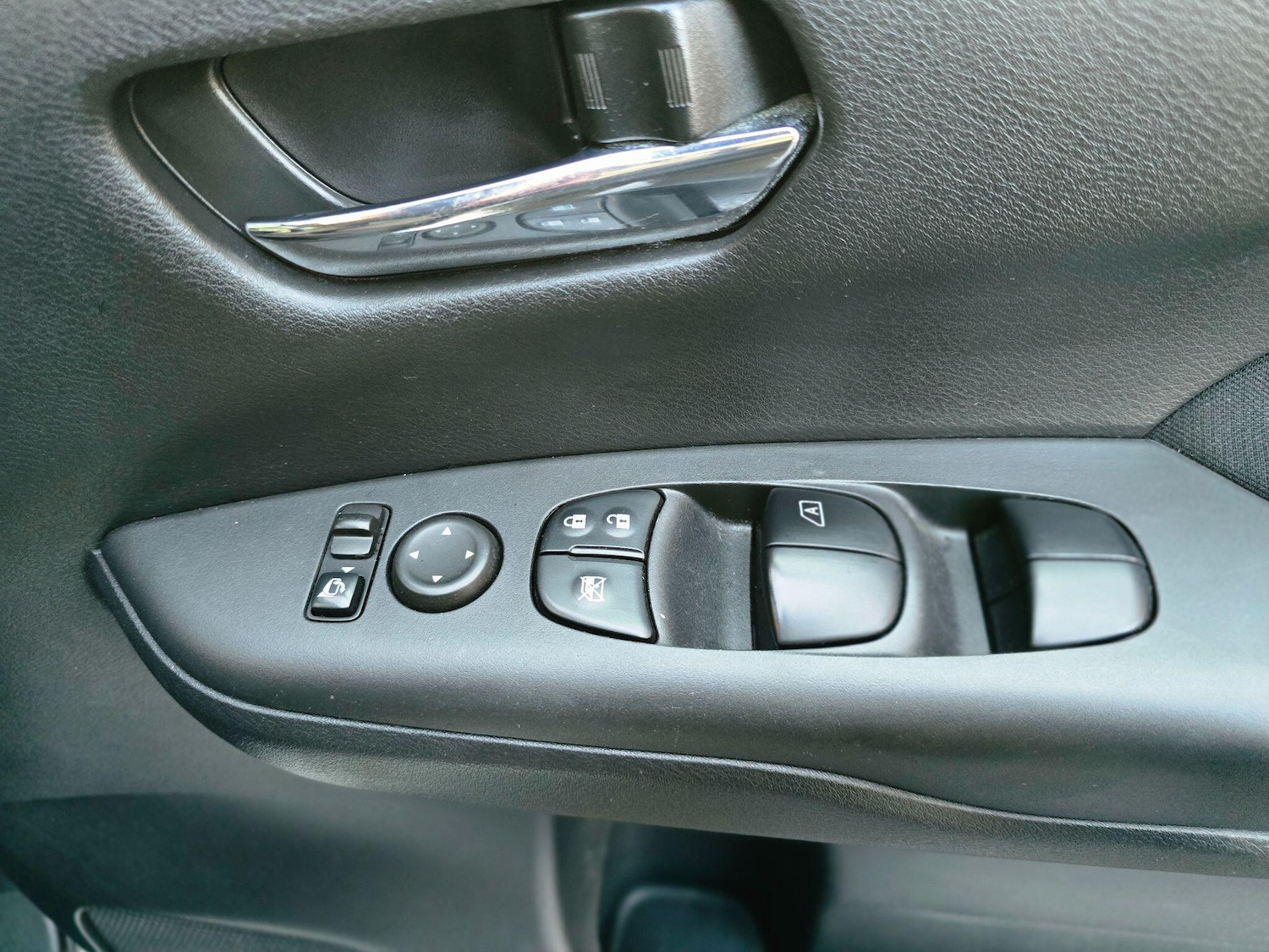 Used Nissan Serena 2024 for sale - 77320295: Photo 22