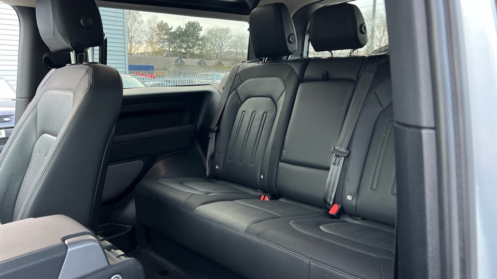 Used Land Rover Defender 2022 for sale - 76302241: Photo 4