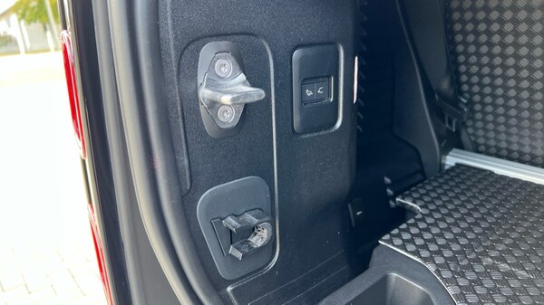 Used Land Rover Defender 2023 for sale - 76190904: Photo 22