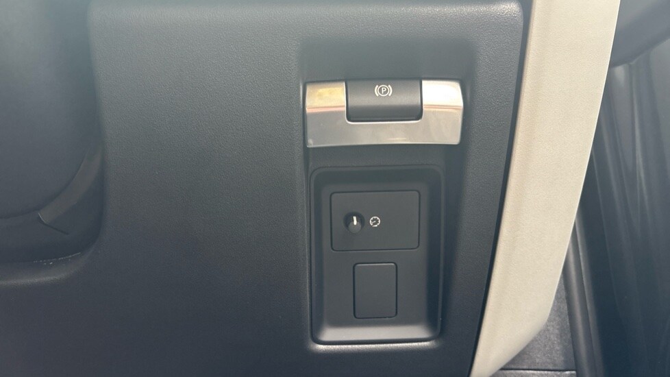 Used Land Rover Defender 2023 for sale - 76067003: Photo 56