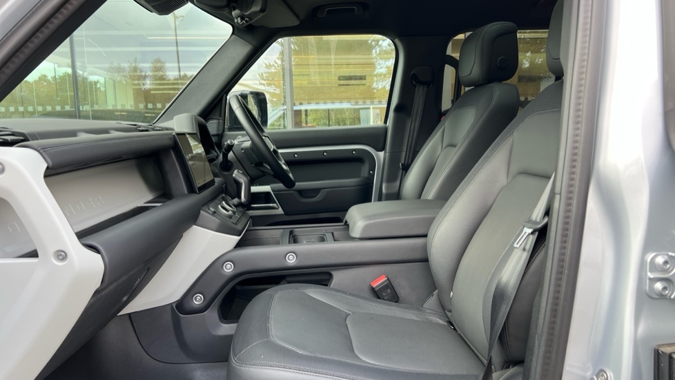 Used Land Rover Defender 2024 for sale - 76870299: Photo 3