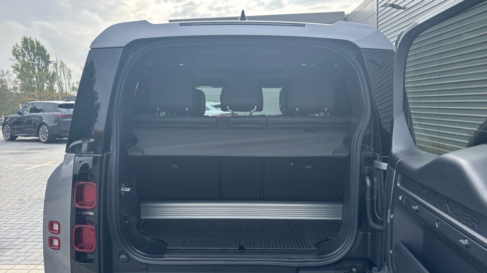 Used Land Rover Defender 2024 for sale - 76007805: Photo 10