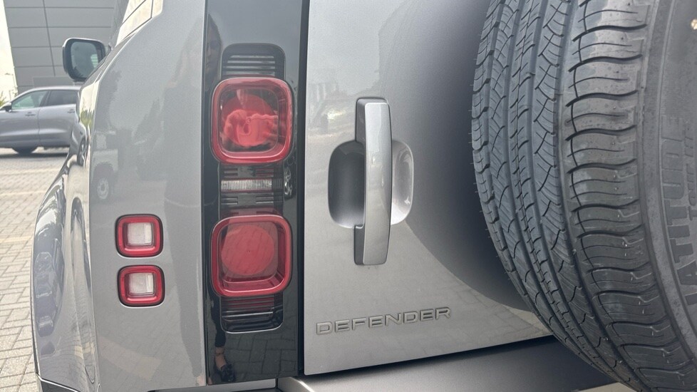 Used Land Rover Defender 2024 for sale - 76007805: Photo 19