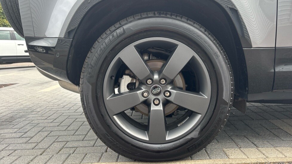 Used Land Rover Defender 2024 for sale - 76007805: Photo 32