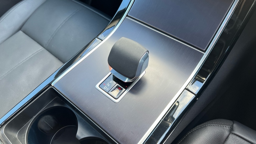 Used Land Rover Range Rover Velar 2025 for sale - 76873089: Photo 13