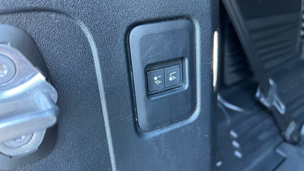 Used Land Rover Defender 2023 for sale - 76007985: Photo 36