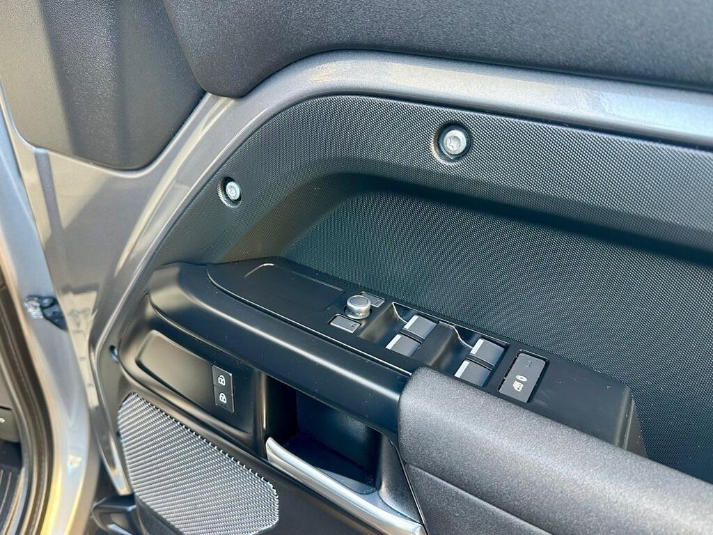 Used Land Rover Defender 110 for sale - 77015345: Photo 23