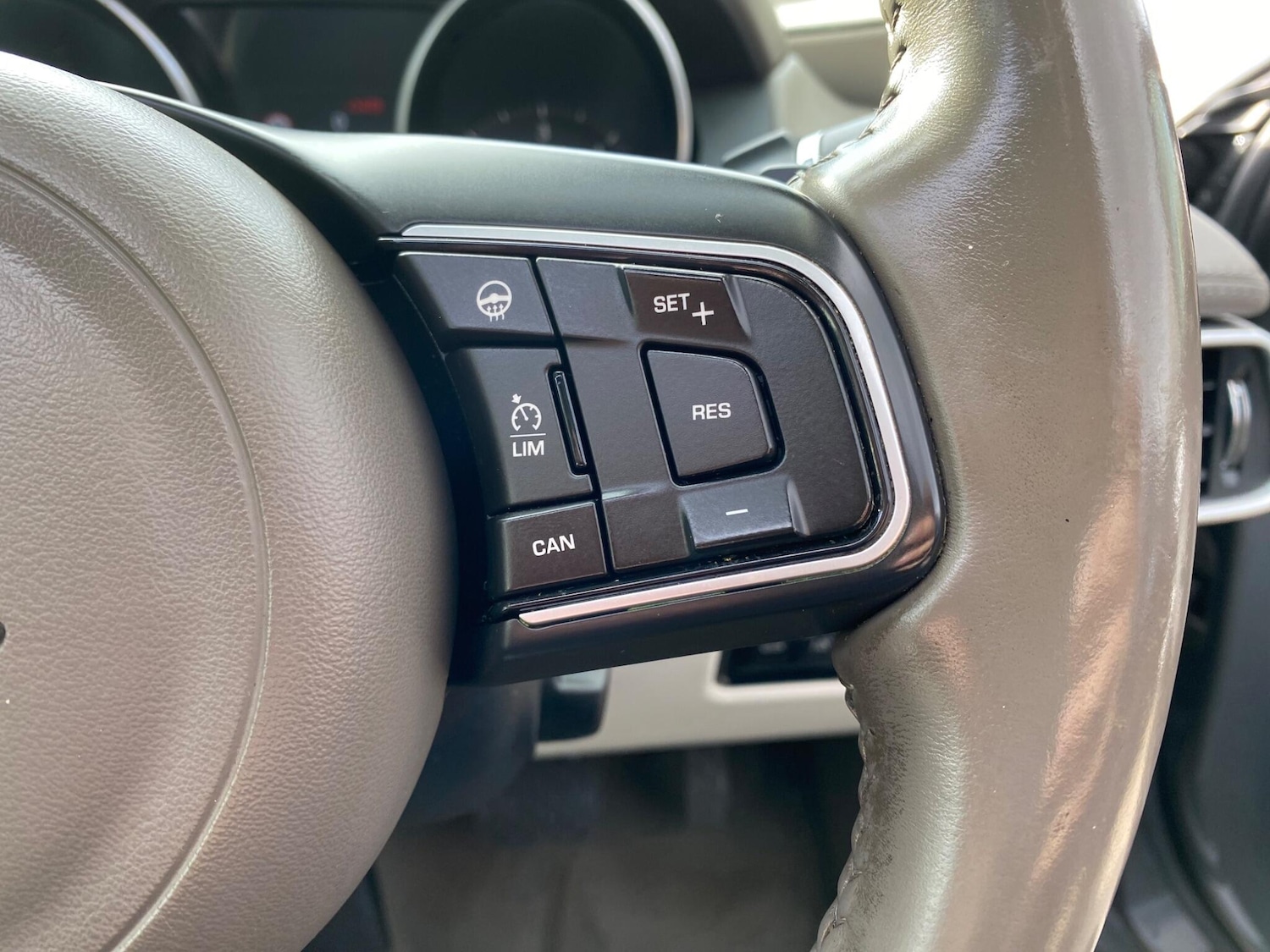 Used Jaguar XE 2017 for sale - 78141587: Photo 12