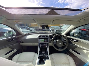 Used Jaguar XE 2017 for sale - 78141587: Photo