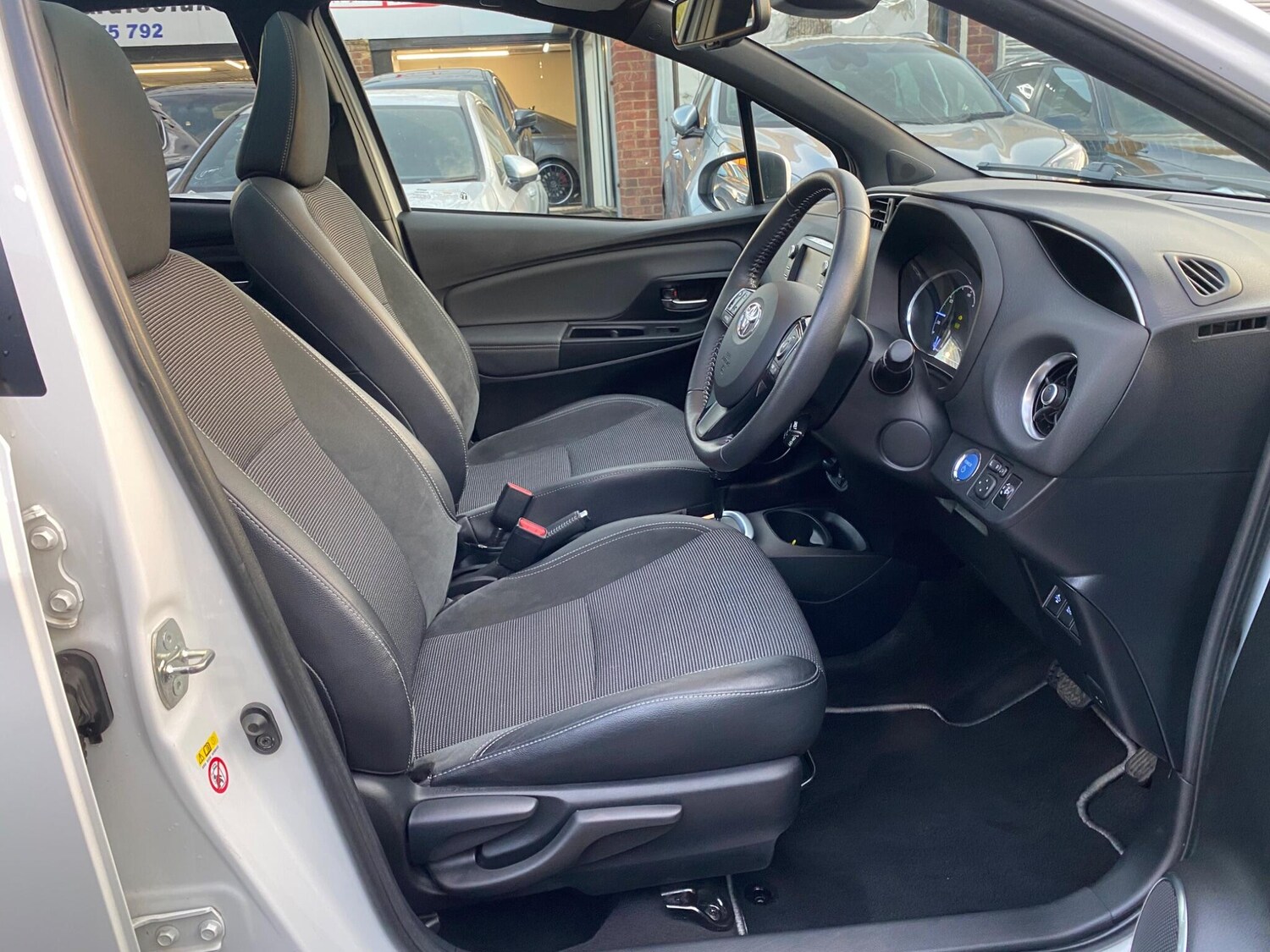 Used Toyota Yaris 2017 for sale - 78170263: Photo 17