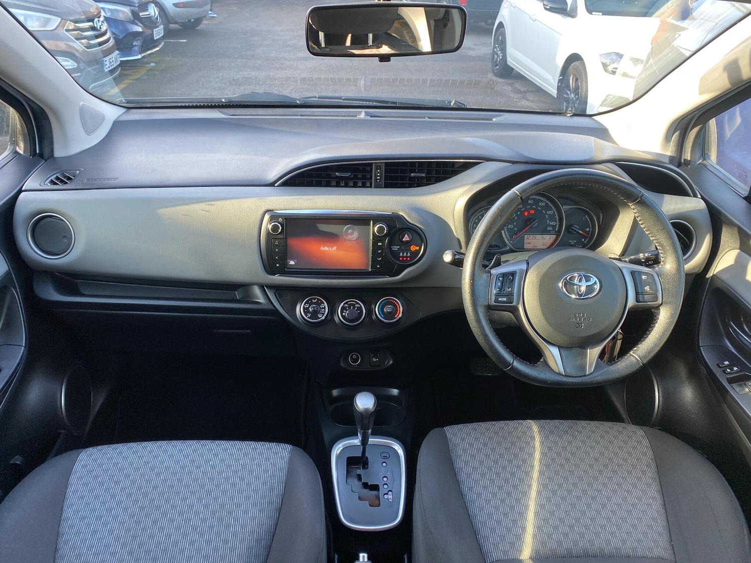 Used Toyota Yaris 2015 for sale - 76926932: Photo 2