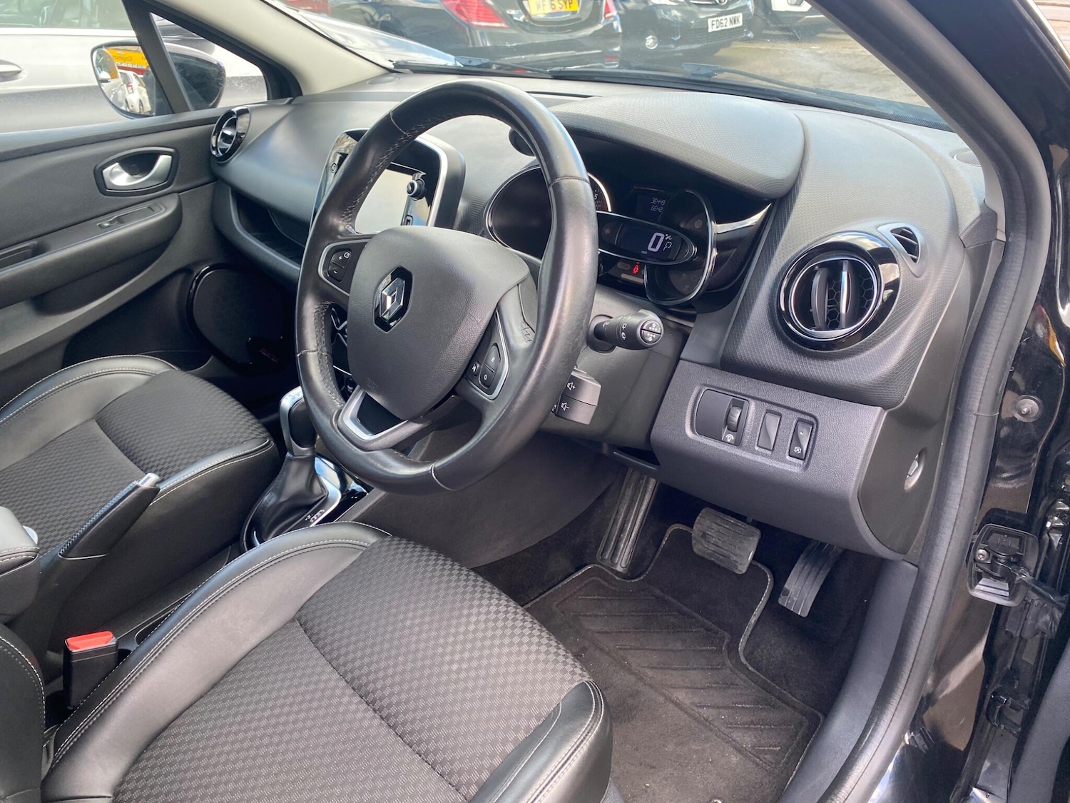 Used Renault Clio 2017 for sale - 77637718: Photo 18