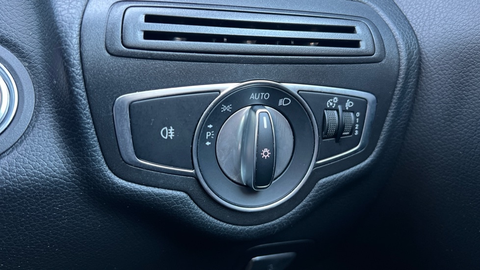 Used Mercedes-Benz C Class 2019 for sale - 76668170: Photo 32