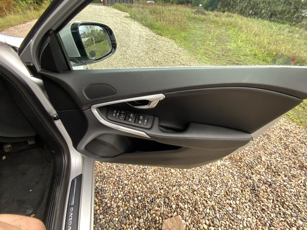 Used Volvo V40 2014 for sale - 75597295: Photo 37