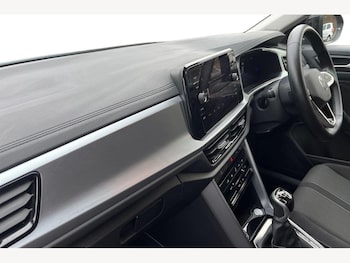 Used Volkswagen T-Roc 2024 for sale - 76966337: Photo