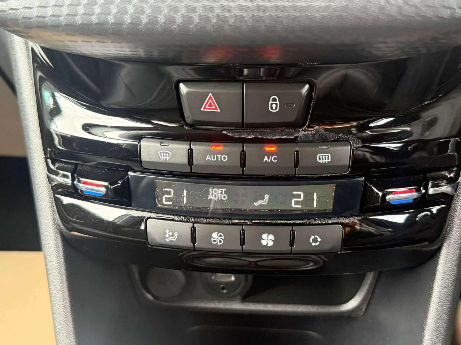 Used Peugeot 2008 2013 for sale - 76218704: Photo 10