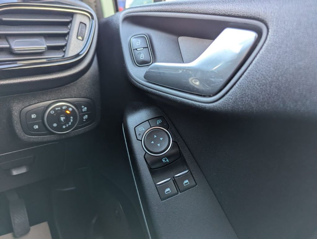 Used Ford Fiesta 2017 for sale - 76649987: Photo 12