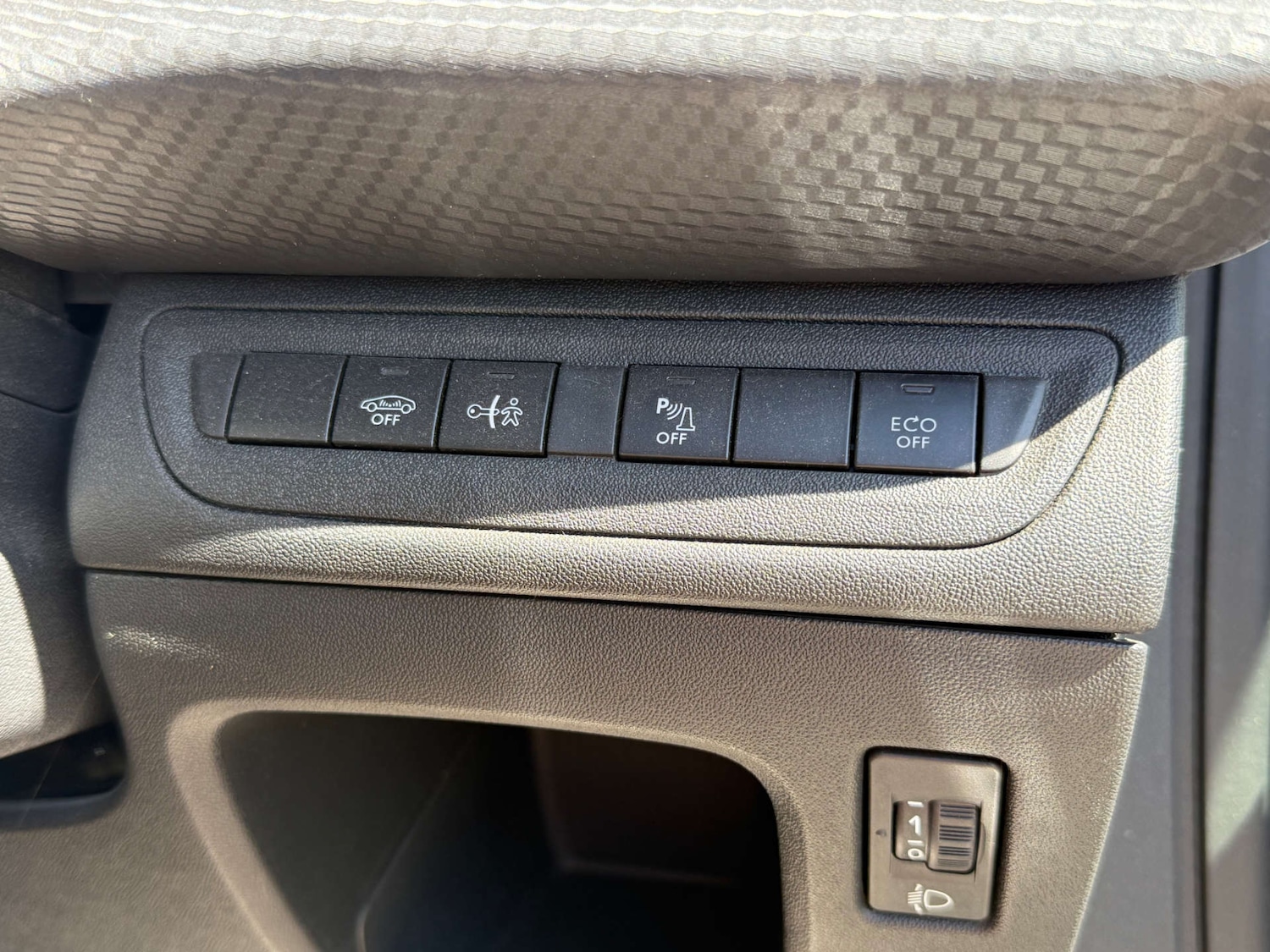 Used Peugeot 2008 2017 for sale - 76481383: Photo 28