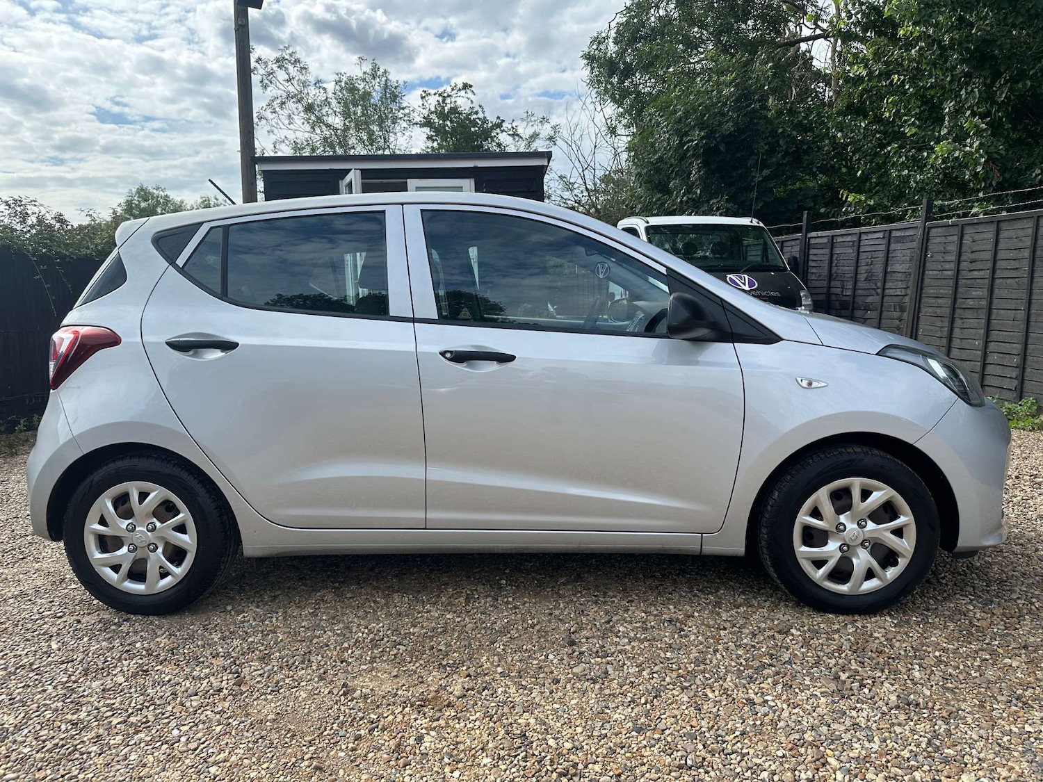 Used Hyundai i10 2017 for sale - 76481408: Photo 8