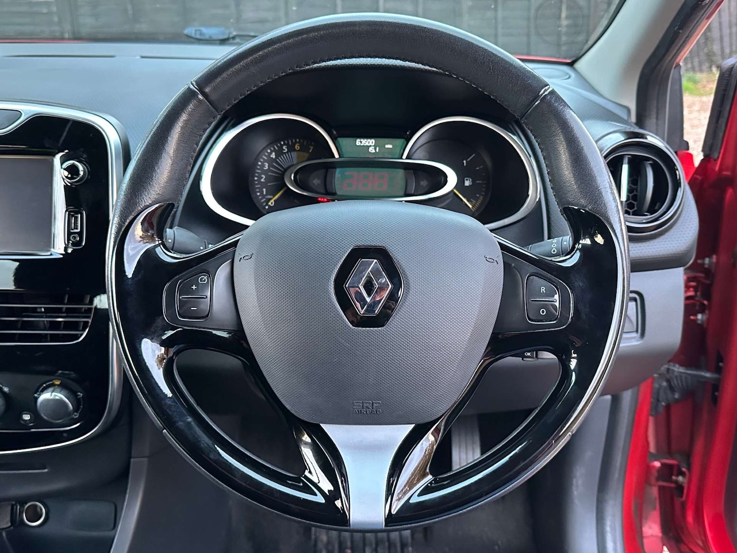 Used Renault Clio 2015 for sale - 76830115: Photo 18