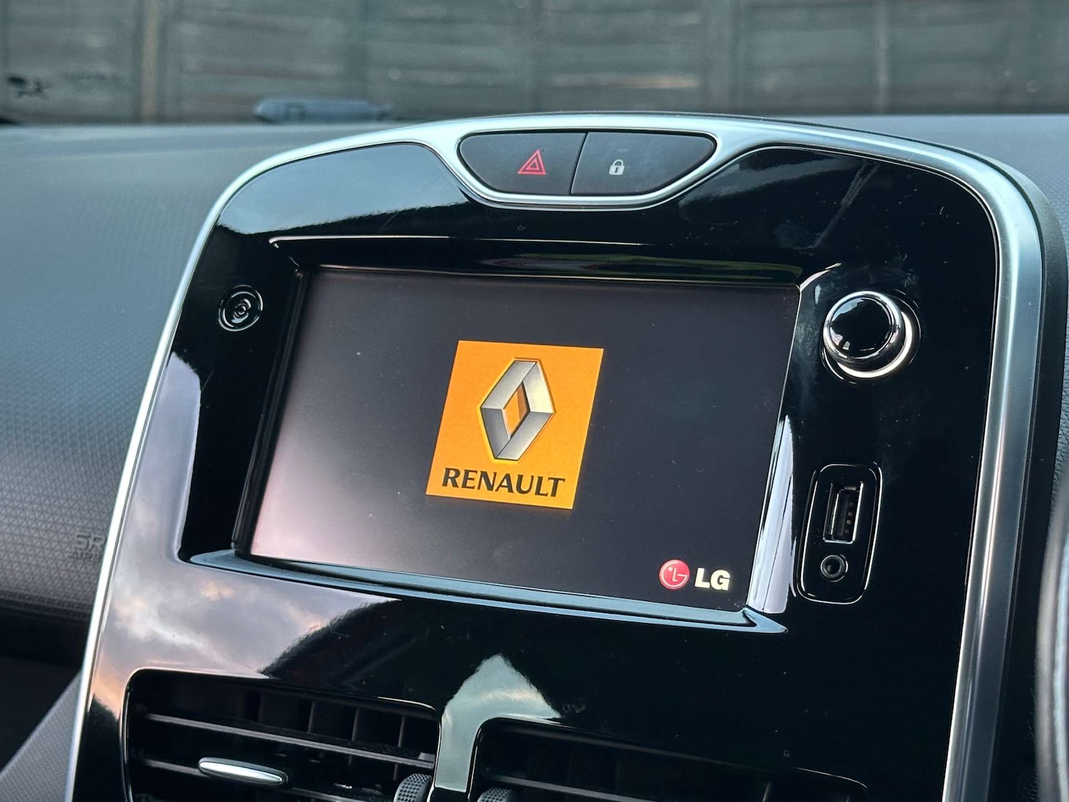 Used Renault Clio 2015 for sale - 76830115: Photo 20