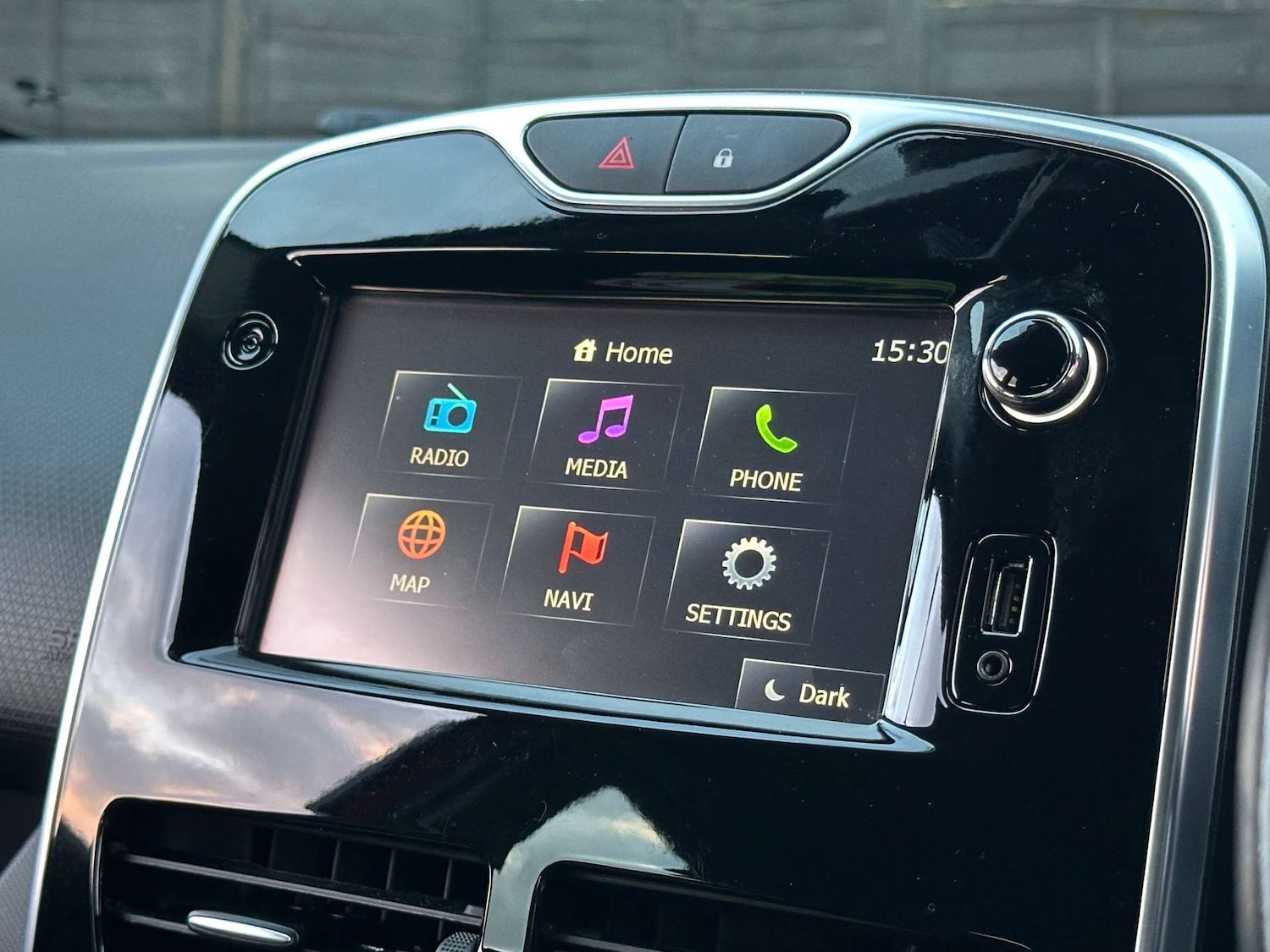 Used Renault Clio 2015 for sale - 76830115: Photo 21