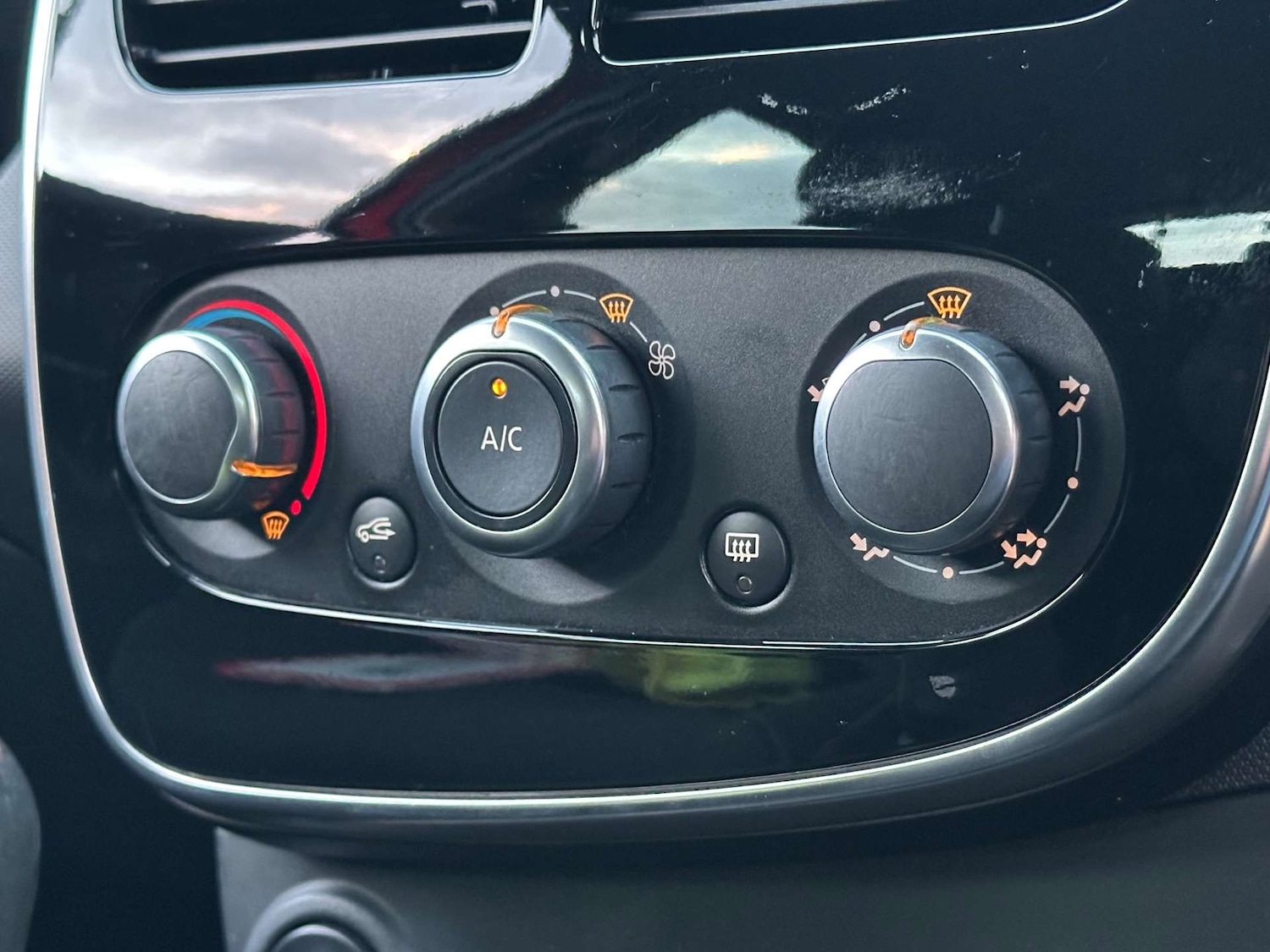 Used Renault Clio 2015 for sale - 76830115: Photo 24