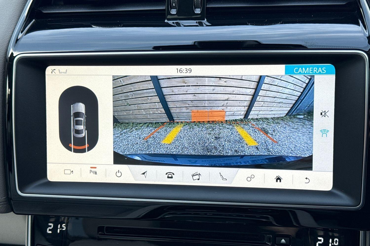 Used Jaguar XE 2019 for sale - 76059685: Photo 4