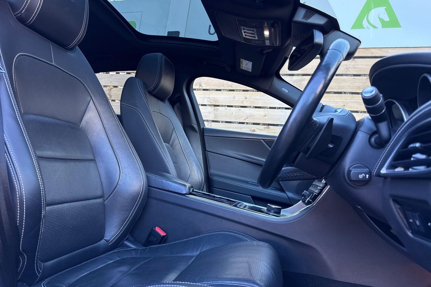 Used Jaguar XE 2016 for sale - 76714858: Photo 25