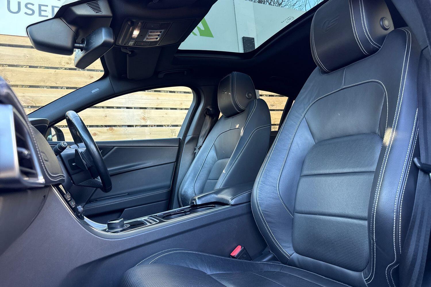 Used Jaguar XE 2016 for sale - 76714858: Photo 28