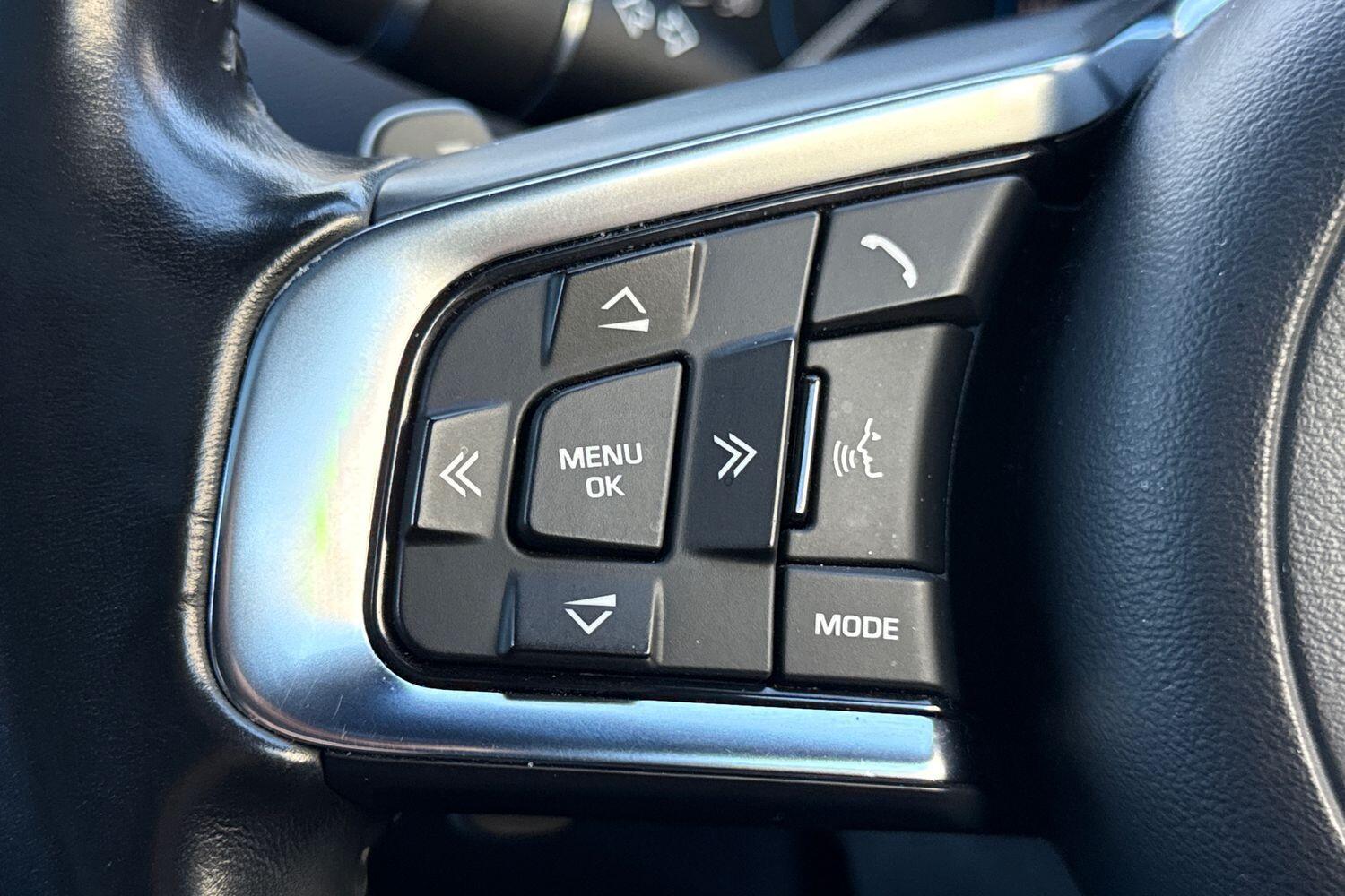 Used Jaguar XE 2016 for sale - 76714858: Photo 37