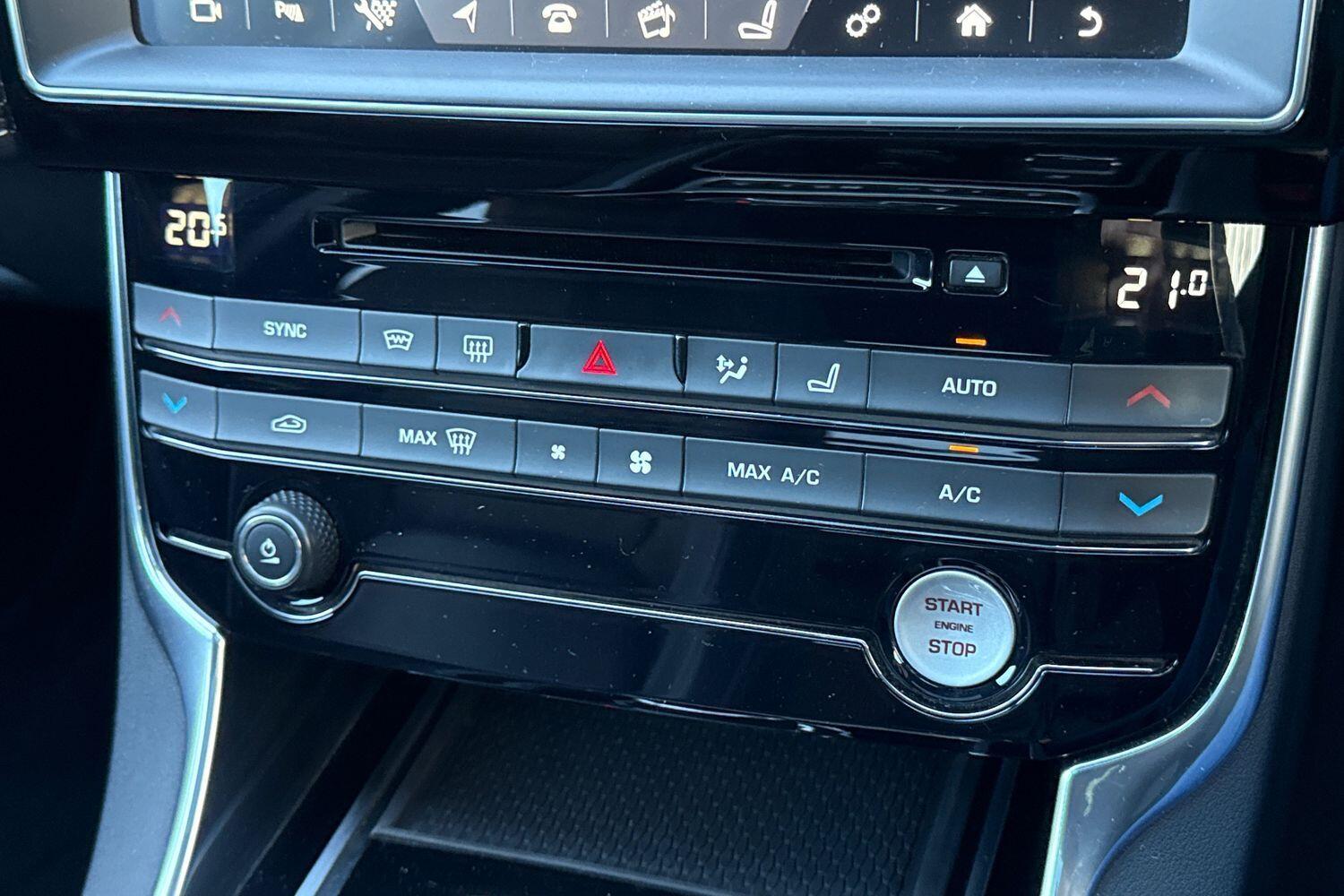 Used Jaguar XE 2016 for sale - 76714858: Photo 39