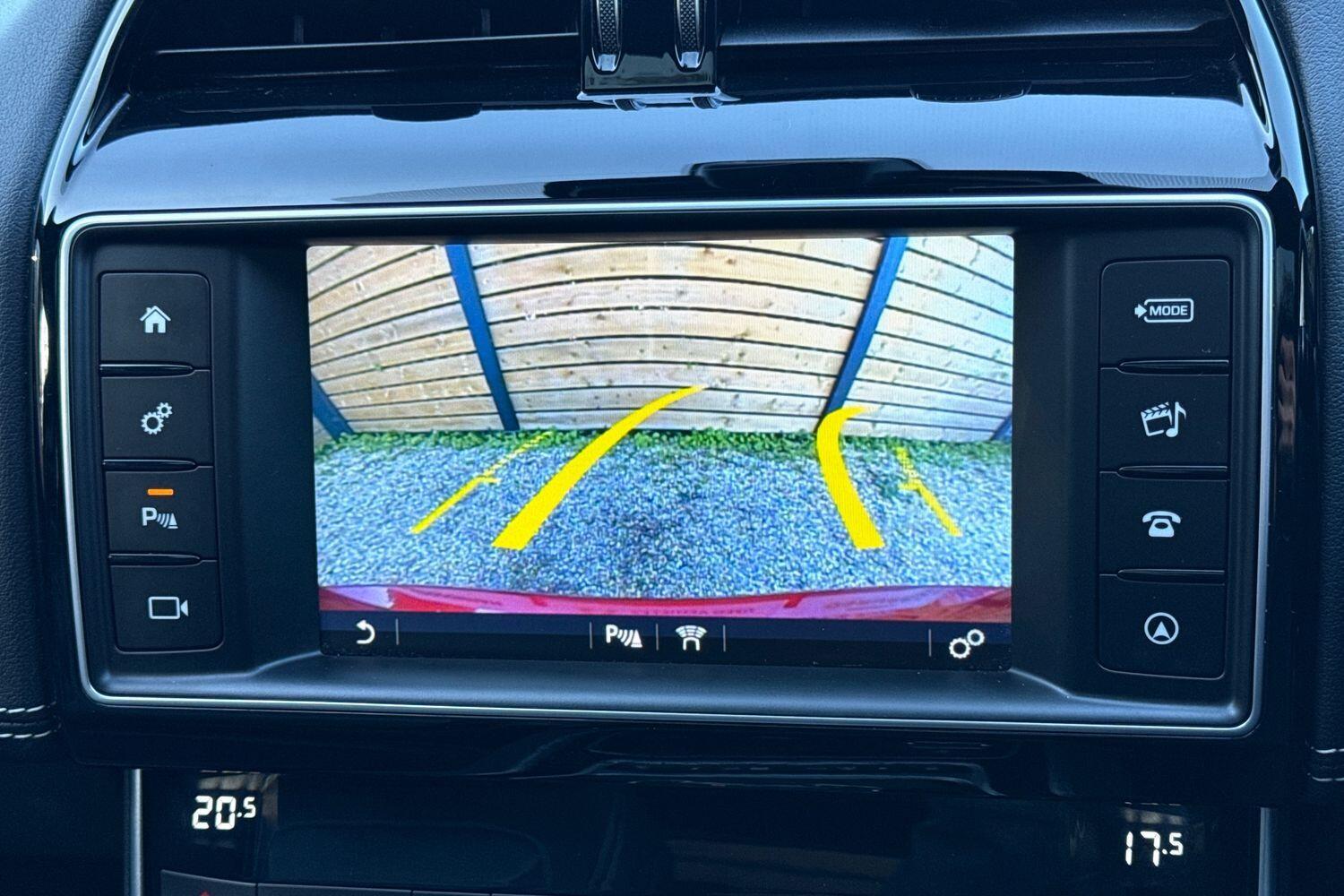 Used Jaguar XE 2016 for sale - 76550466: Photo 4