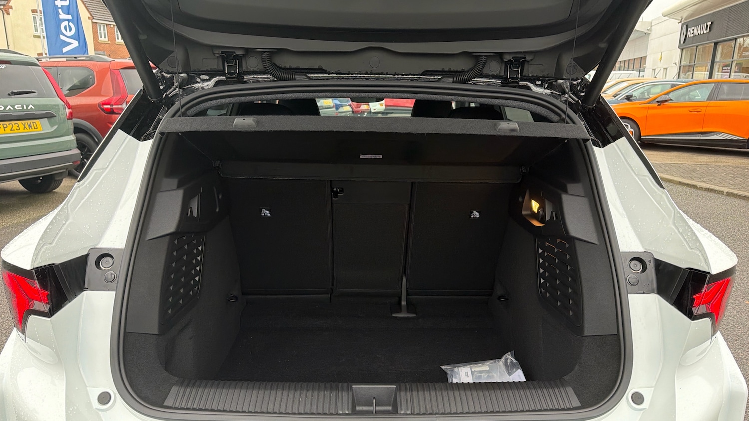 Used Renault Scenic E-Tech 2025 for sale - 76945795: Photo 4