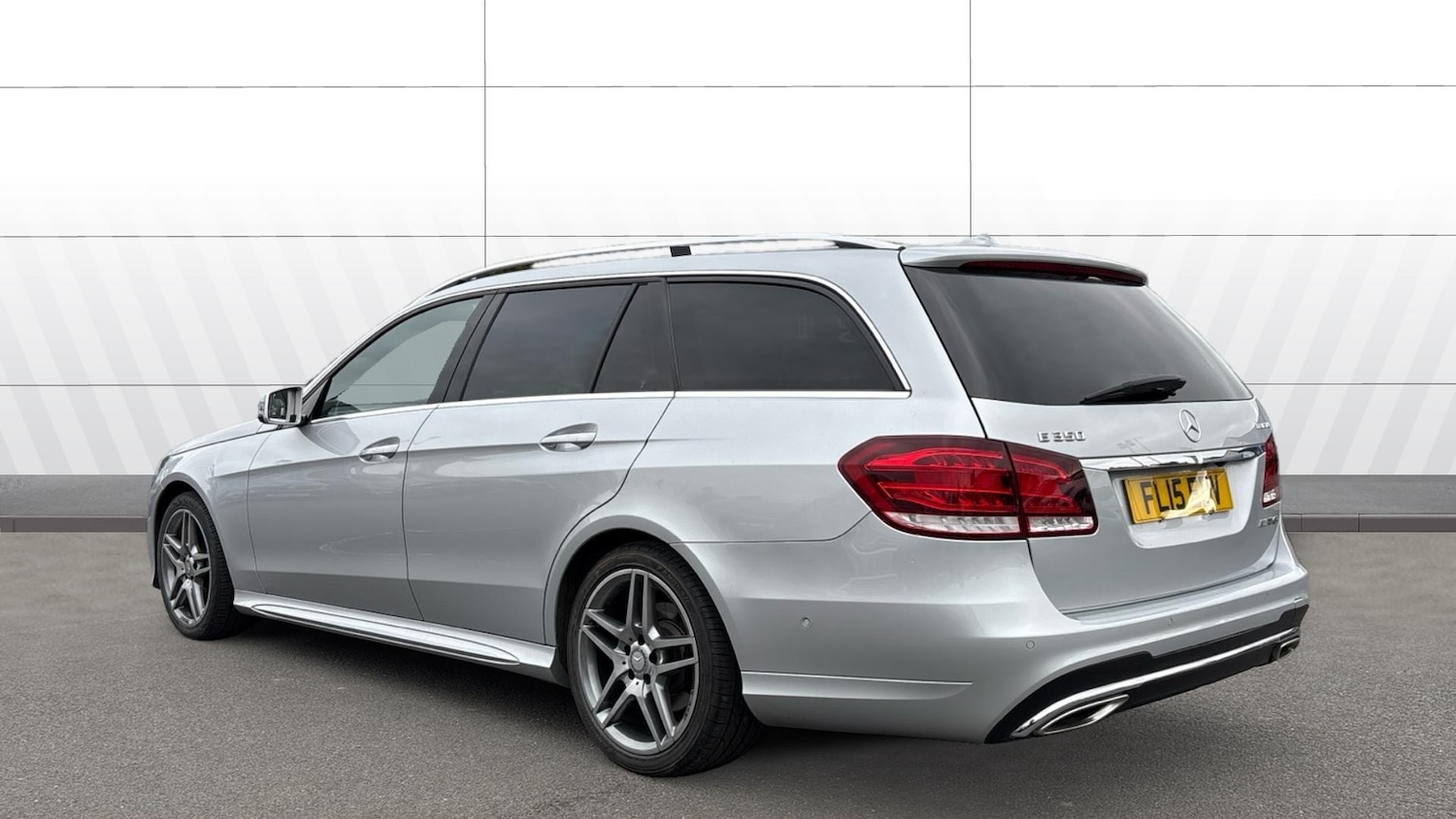 Used Mercedes-Benz E Class 2015 for sale - 76719927: Photo 2