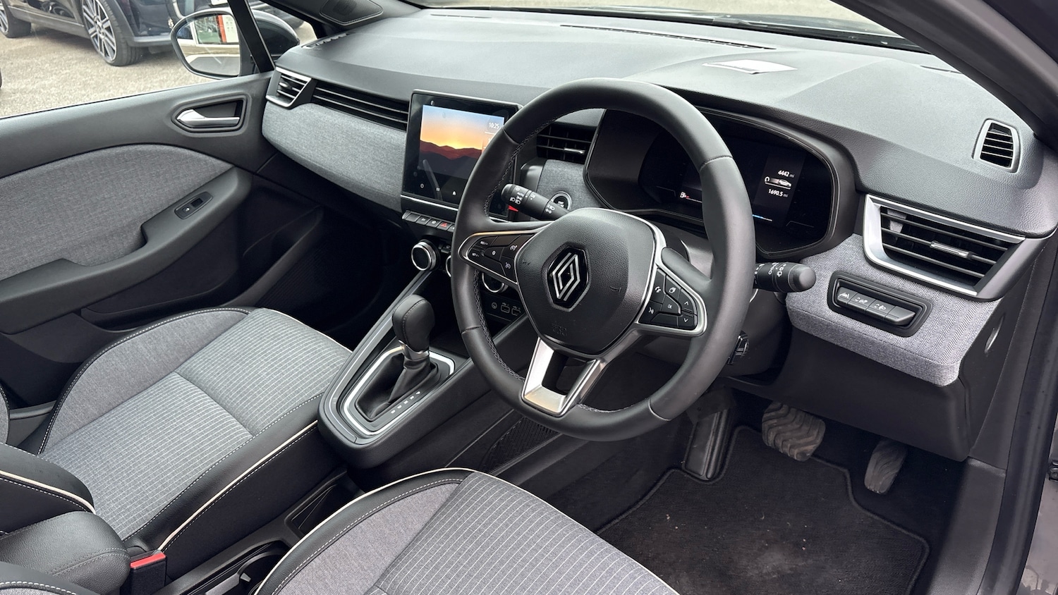 Used Renault Clio 2024 for sale - 76393397: Photo 11