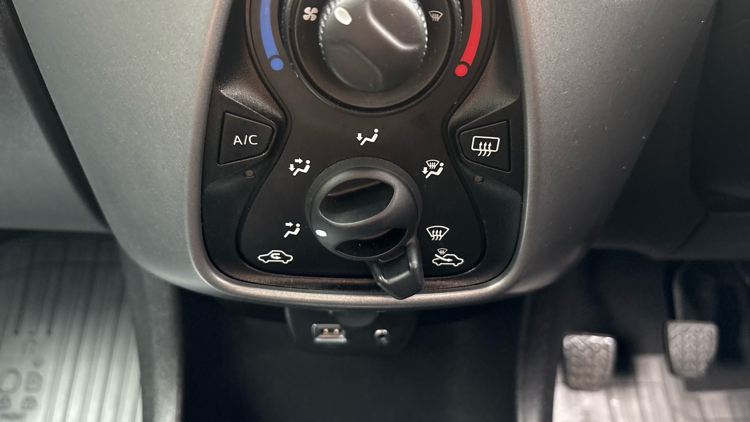 Used Toyota AYGO 2018 for sale - 76603267: Photo 28