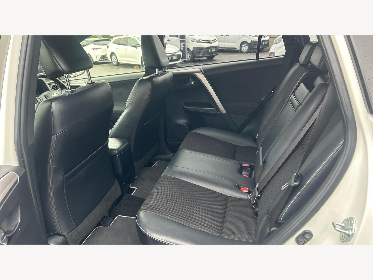 Used Toyota RAV4 2018 for sale - 76327288: Photo 15