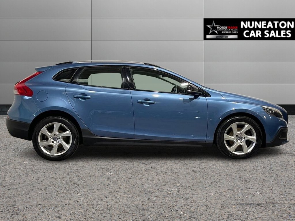 Used Volvo V40 Cross Country 2015 for sale - 76867660: Photo 2