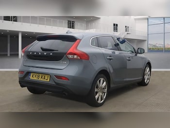 Used Volvo V40 2018 for sale - 76610241: Photo